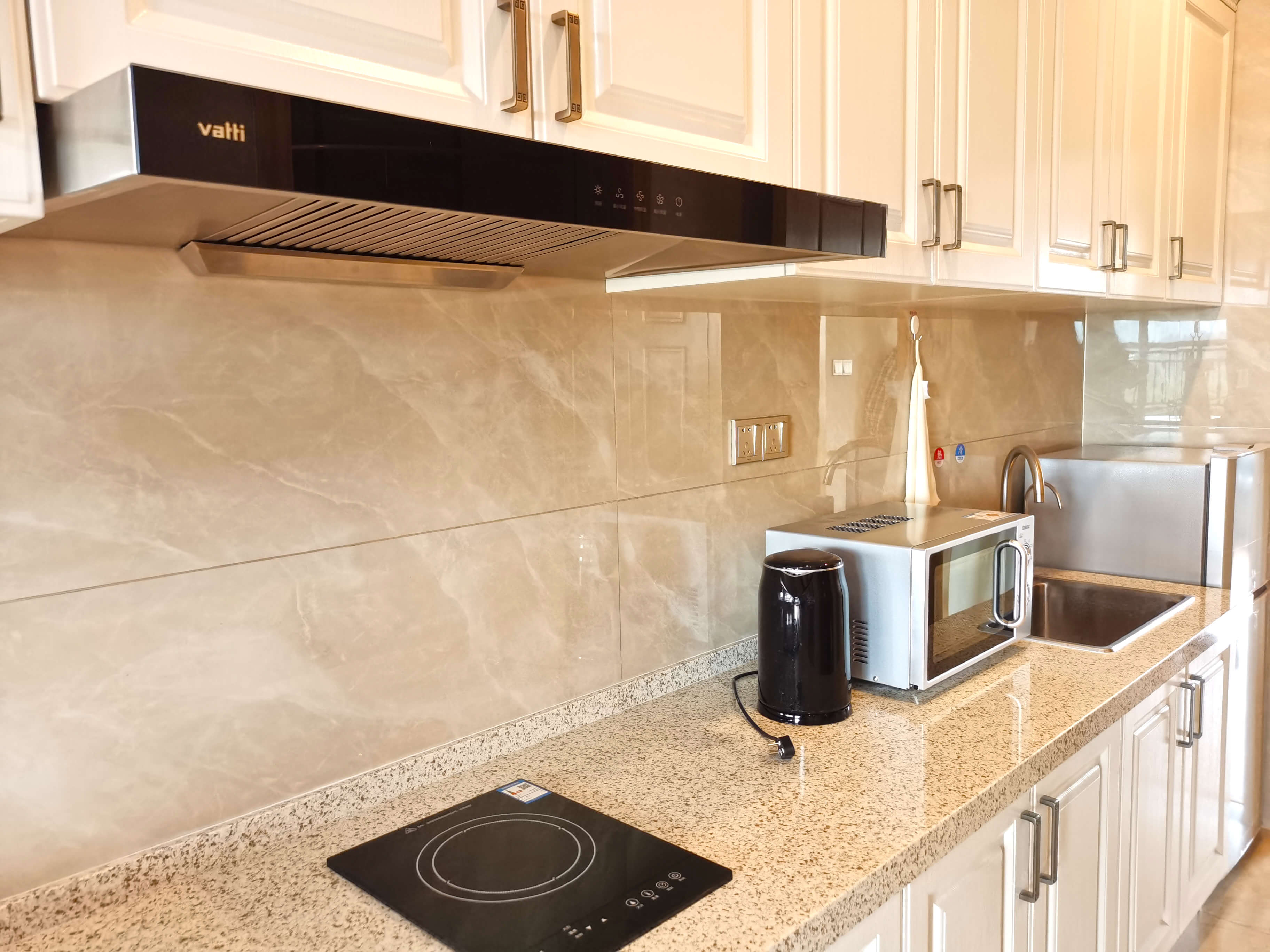 康养套房内置便捷厨房和小客厅